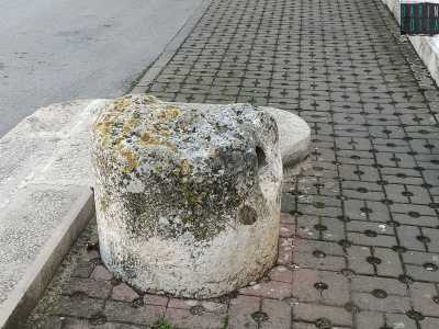 Proprio nei pressi del cancello secondario del camposanto, notiamo ci� che resta di uno degli 11 miliari, cippi litici che scandivano il segmento di tracciato da Ruvo a Bitonto e che riportavano la distanza in miglia (oggi illeggibile) da Benevento: qui era di circa 121 km